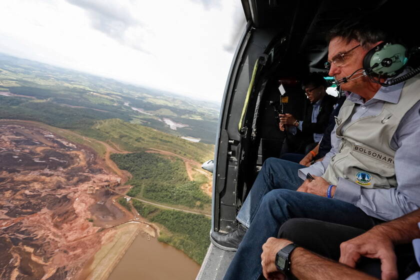 Ο πρόεδρος της Βραζιλίας Μπολσονάρο επιθεωρεί τις πληγείσες περιοχές