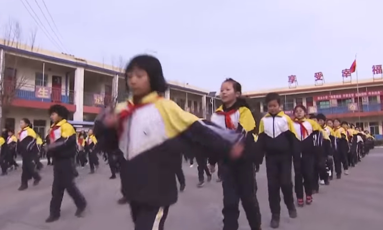 Γιατί διευθυντής σχολείου στην Κίνα έγινε viral; (vid)