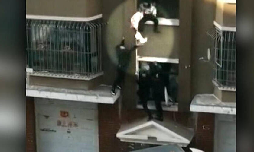 Δραματικό βίντεο: Βρέφος πέφτει από τον τρίτο όροφο και σώζεται ως εκ θαύματος