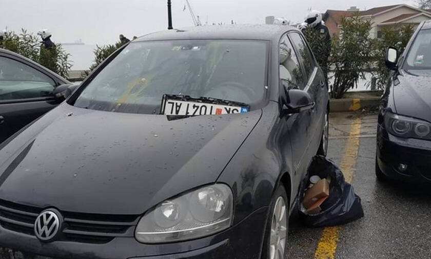 Θεσσαλονίκη: Μαθητές πέταξαν αυγά και ξήλωσαν σκοπιανές πινακίδες από αυτοκίνητο