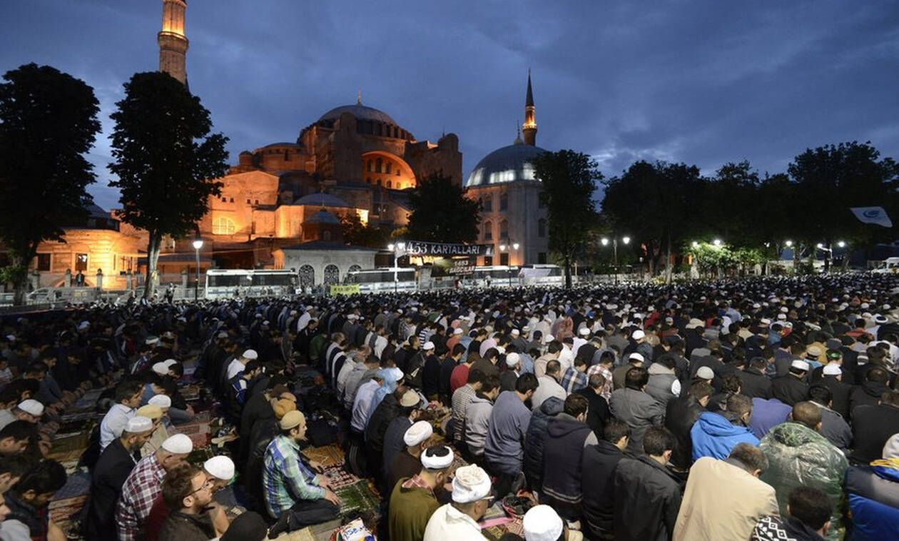 Εξωφρενικό: Εκατοντάδες φανατικοί μουσουλμάνοι πολιορκούν την Αγιά Σοφιά - Δείτε φωτογραφίες