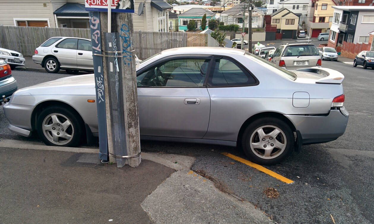 Γελάει ο κόσμος: Επικές προσπάθειες οδηγών να παρκάρουν σε χώρο για… νταλίκα (vid)