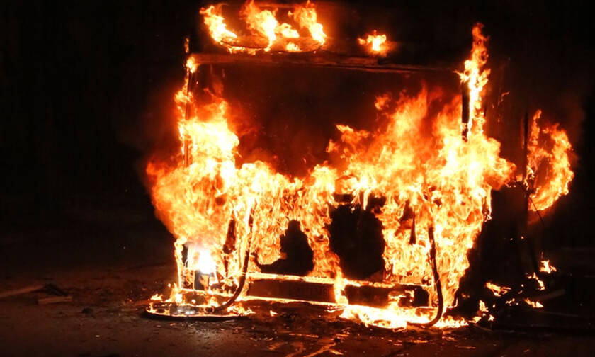 Στιγμές τρόμου για επιβάτες ΚΤΕΛ στην Κοζάνη: Λεωφορείο τυλίχθηκε στις φλόγες (pics&vids)