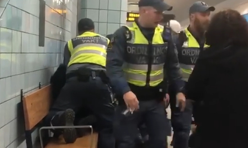 ΣΟΚ: Σεκιούριτι σέρνουν με τη βία έγκυο από βαγόνι του μετρό επειδή δεν είχε εισιτήριο (video)