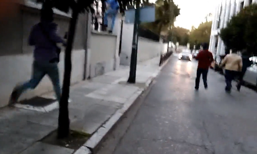 Ρουβίκωνας: Δείτε καρέ - καρέ την επίθεση στην ιταλική πρεσβεία (Pics+Vid)