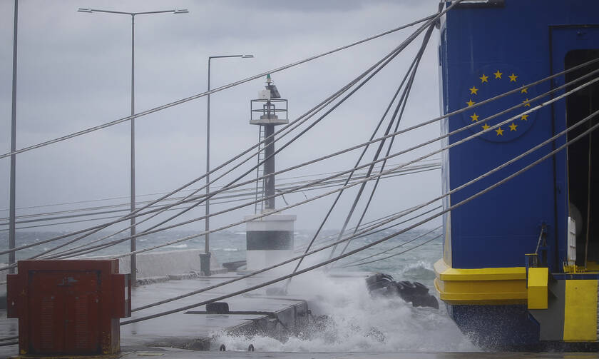 Strong winds keep ships docked in ports