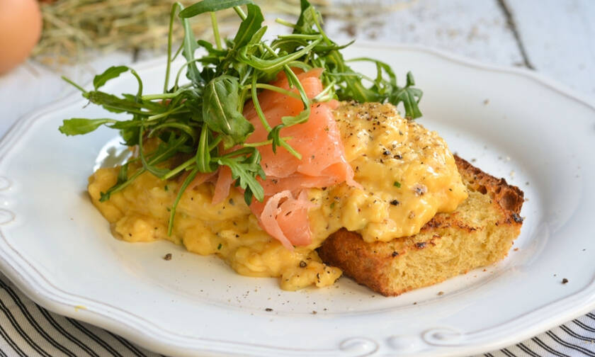 Εύκολη και γρήγορη συνταγή για scrambled eggs