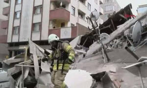 Συναγερμός στην Κωνσταντινούπολη: Κατέρρευσε οκταώροφη πολυκατοικία - Τουλάχιστον ένας νεκρός (pics)