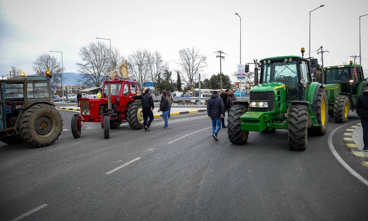 Μπλόκα αγροτών: Τρακτέρ από Σέρρες μέχρι Πάτρα - Κλείνουν και τις σήρραγες των Τεμπών