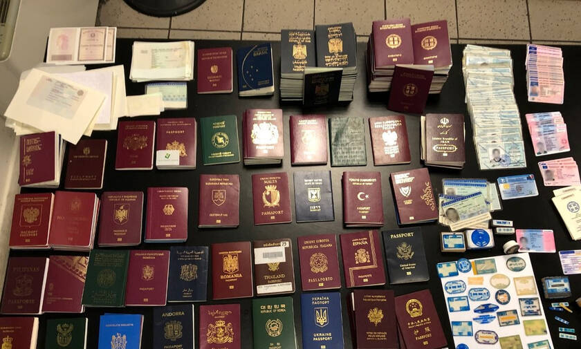 Εξαρθρώθηκε σπείρα που εξέδιδε πλαστά διαβατήρια στο κέντρο της Αθήνας