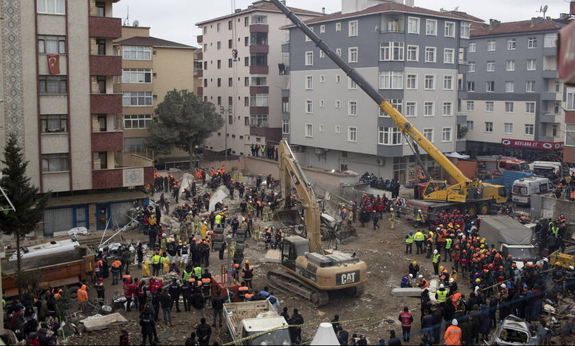 Κωνσταντινούπολη: Αυξήθηκε ο αριθμός των θυμάτων από την κατάρρευση της πολυκατοικίας (pics)