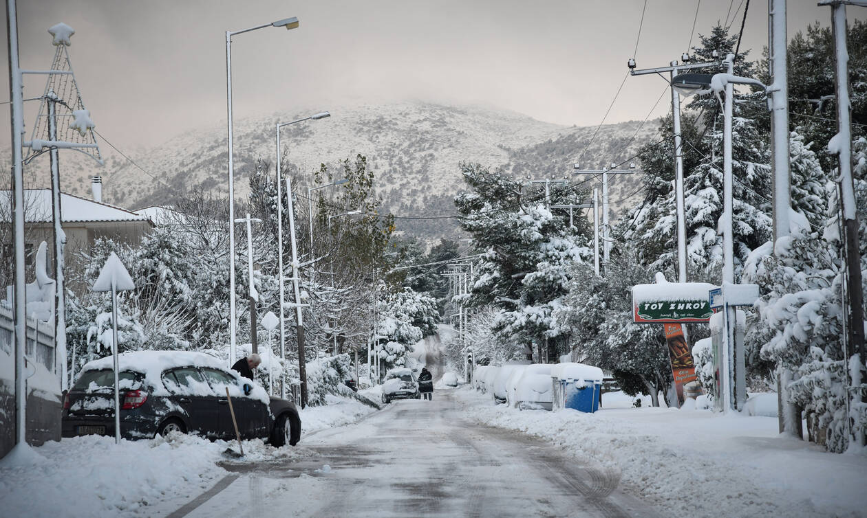 Καιρός: Αντίστροφη μέτρηση για το σφοδρό κύμα ψύχους - Χιόνια την Τετάρτη και στην Αθήνα