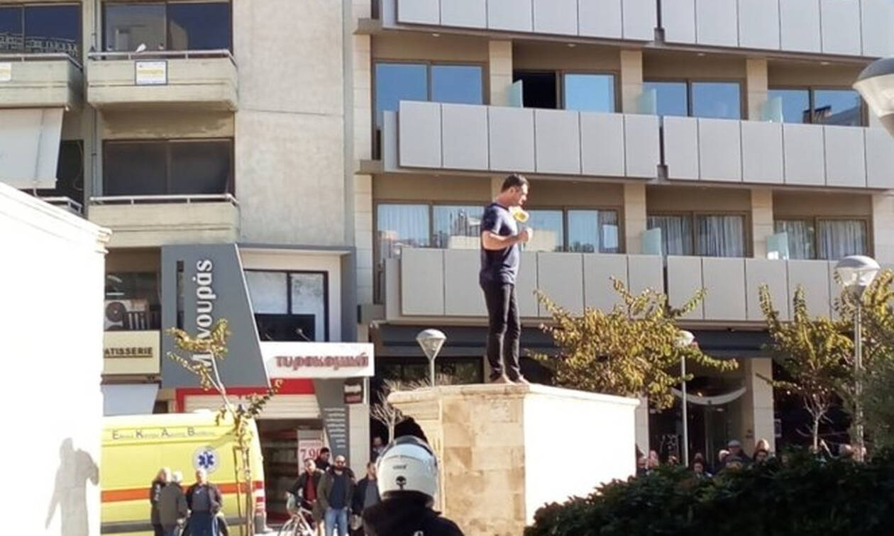 Συναγερμός ΤΩΡΑ στο Ηράκλειο: Άντρας απειλεί να αυτοπυρποληθεί (pics&vid)