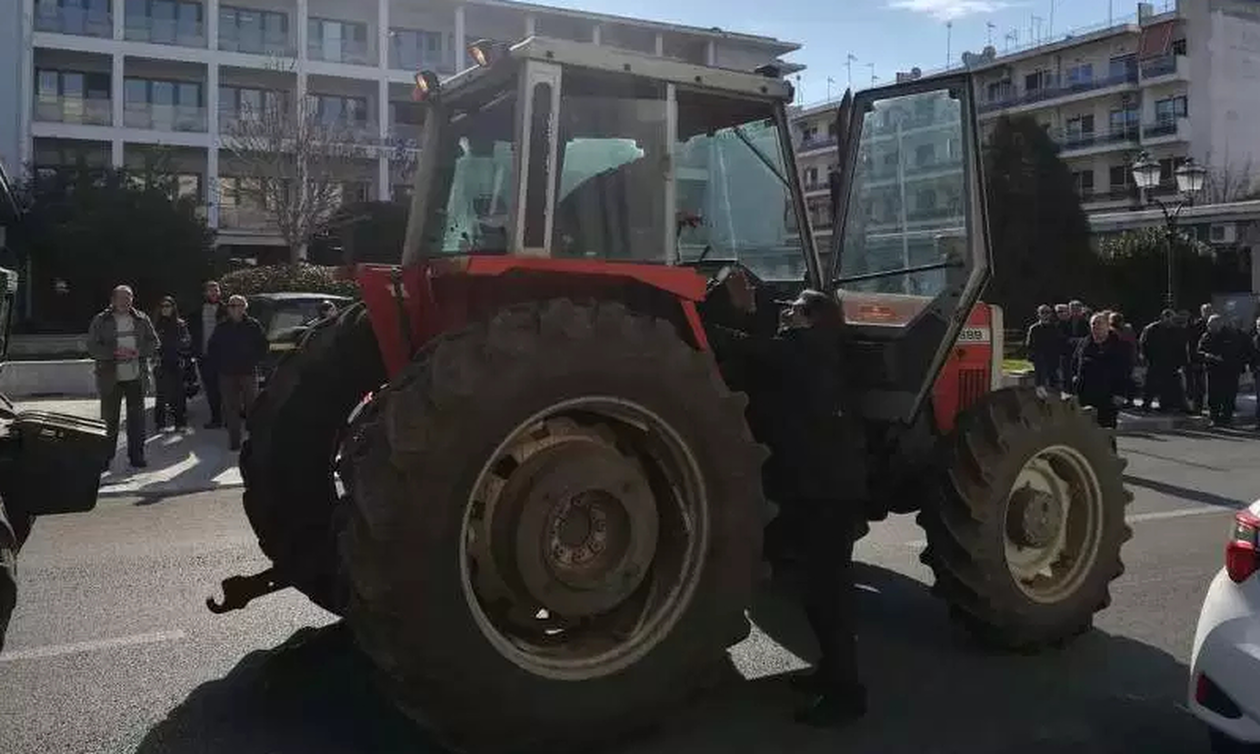 Μπλόκα αγροτών: «Εισβολή» των τρακτέρ στο Βόλο - «Ζεσταίνουν μηχανές» για Αθήνα (pics)