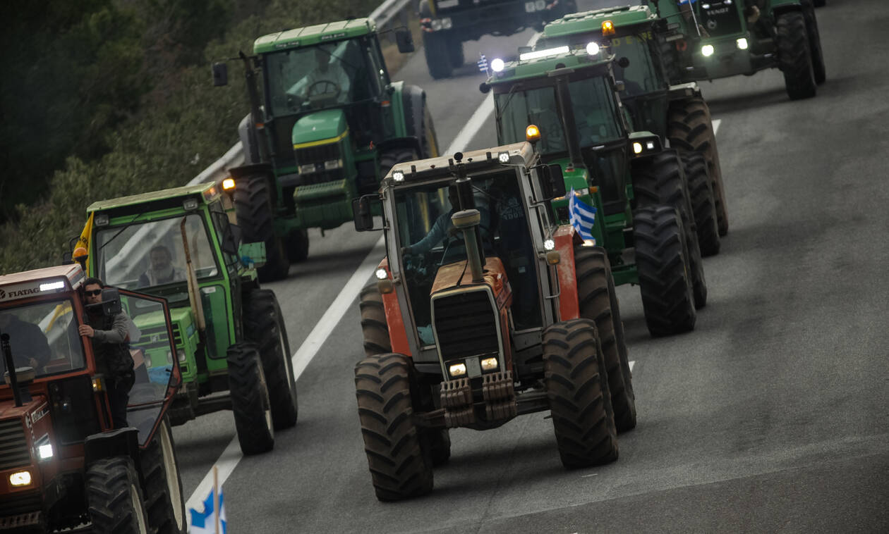 Μπλόκα αγροτών: «Zεσταίνουν» τα τρακτέρ - Ποιους δρόμους θα κλείσουν την Τρίτη (12/02)