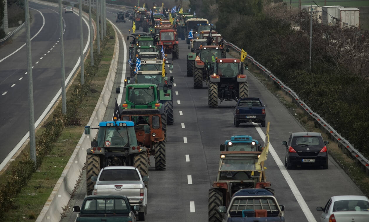 Μπλόκα αγροτών: Οι αγρότες του μπλόκου Νίκαιας απέκλεισαν τον κόμβο του Πλατύκαμπου