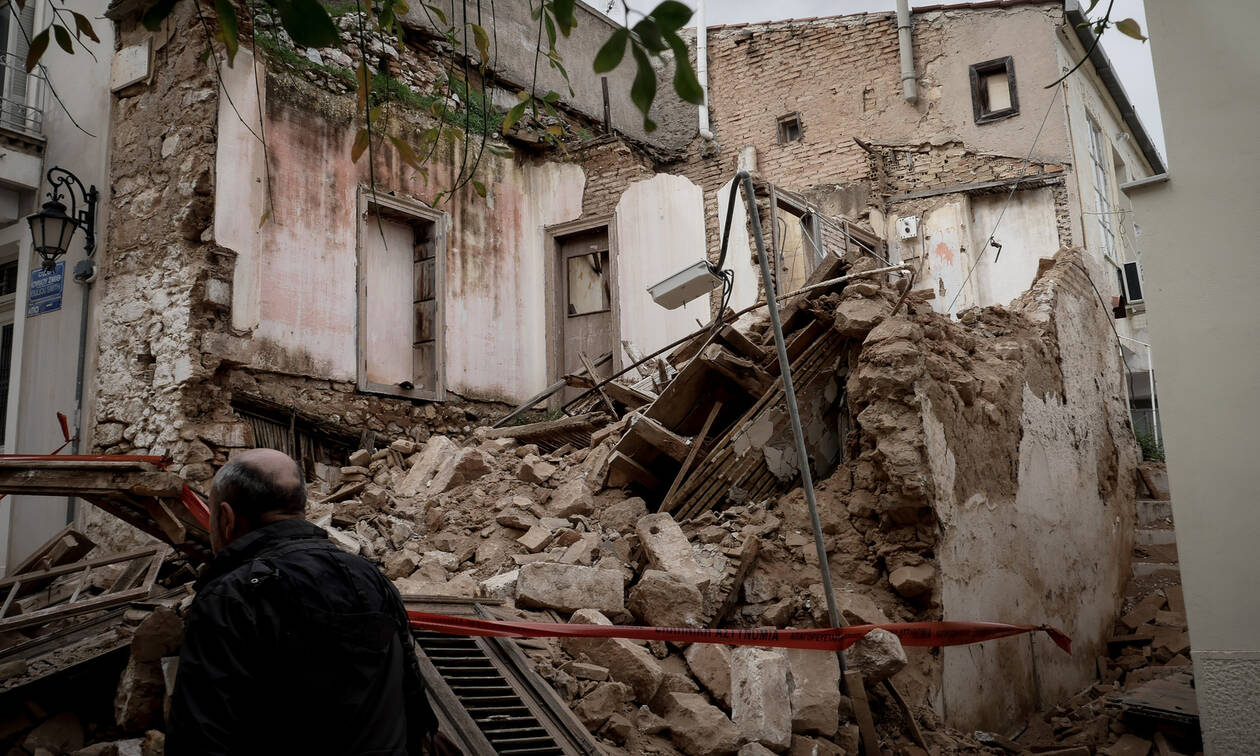 Καταρρεύσεις κτηρίων στην Αθήνα: Αιχμές κατά της κυβέρνησης από το Δήμο