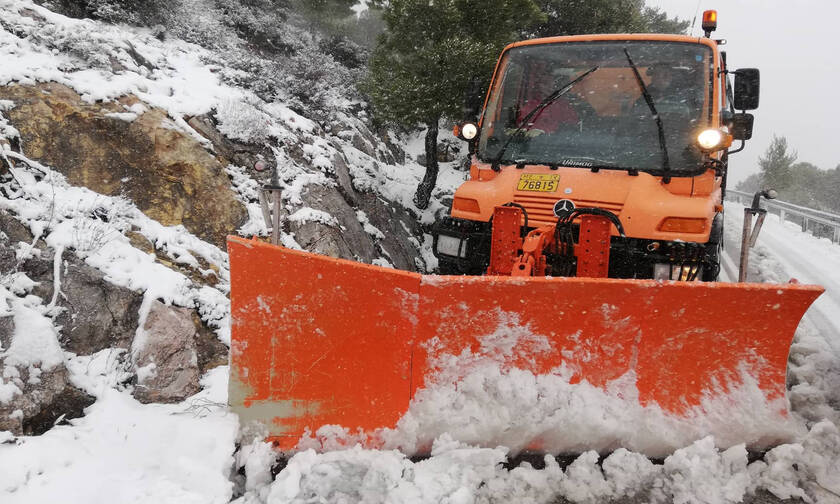 Road to Mt Parnitha closed due to snowfall
