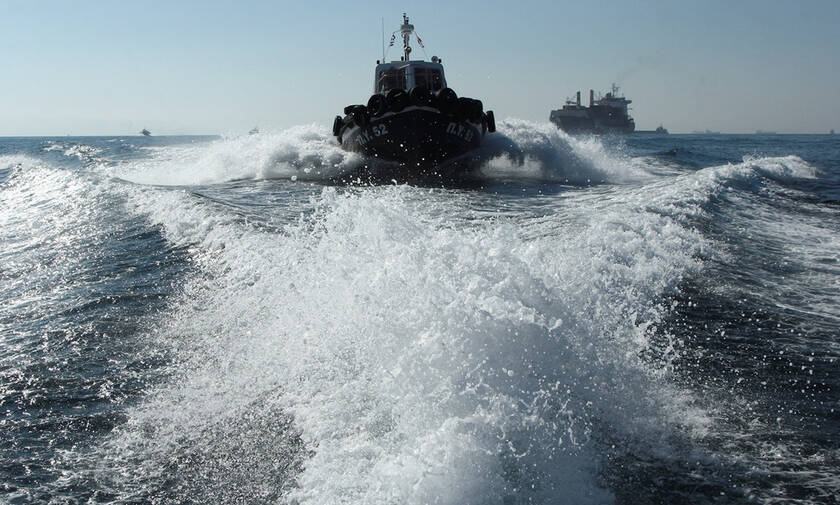 Κακοκαιρία: Κρουαζιερόπλοιο προσέκρουσε στο λιμάνι του Πειραιά