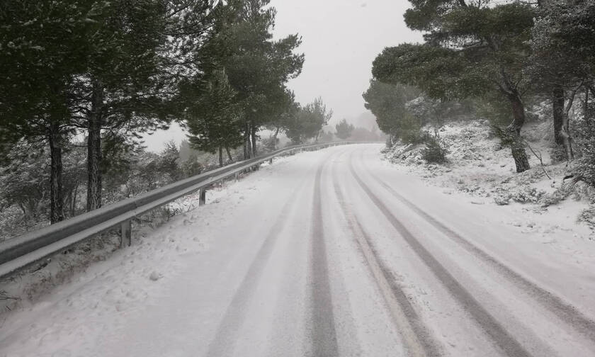 Κακοκαιρία «Χιόνη»: Χιονίζει στην Πάρνηθα - Έκλεισε ο δρόμος