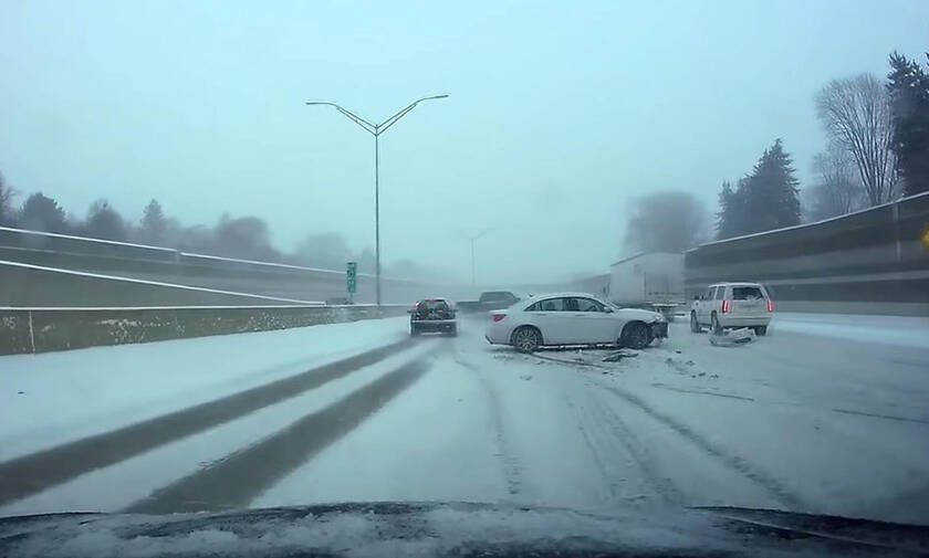 Δείτε μια διπλή αποφυγή τρακαρίσματος σε χιονισμένο αυτοκινητόδρομο (vid)