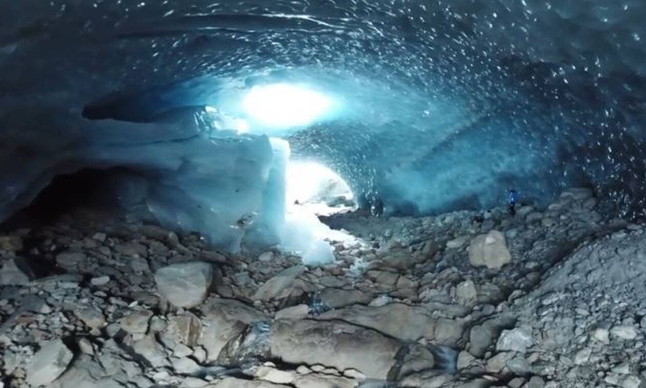 Μαγευτικές εικόνες: Επισκέφθηκαν σπηλιές από πάγο που θυμίζουν... άλλο πλανήτη! (vid)