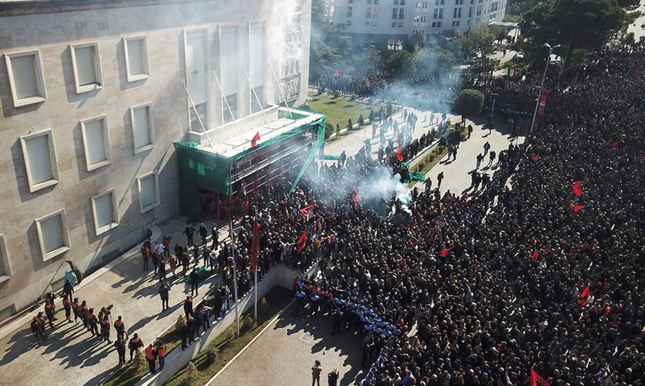 Χάος στην Αλβανία: Άγρια επεισόδια και ξύλο - Χιλιάδες διαδηλωτές ζητούν παραίτηση Ράμα (pics)