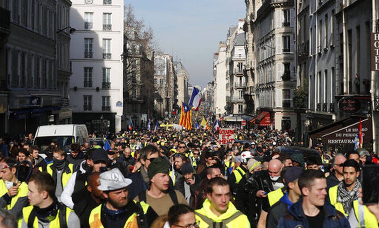 Συναγερμός στη Γαλλία: Αυτοκίνητο εμβόλισε διαδηλωτές των «Κίτρινων Γιλέκων» στη Ρουέν (Pics+Vid)