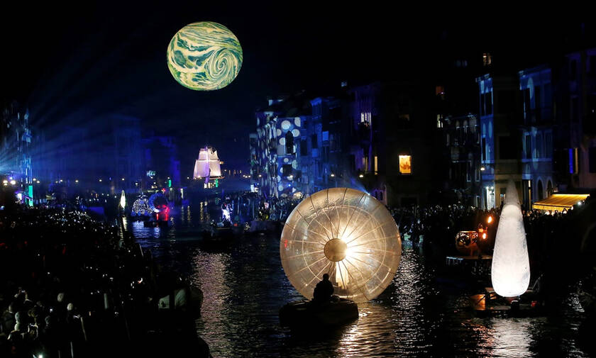 Παραμυθένιες εικόνες: Φώτα και χρώματα στην εντυπωσιακή έναρξη του καρναβαλιού στη Βενετία (pics)