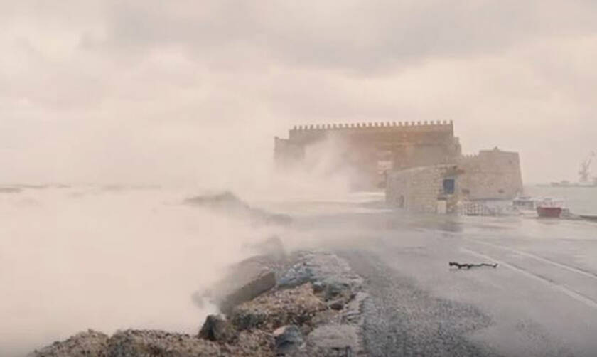 Ηράκλειο: Τολμηρός ταξιδιώτης καταγράφει την απίστευτη κακοκαιρία στο Φρούριο Κούλε