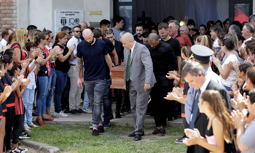 Θρήνος στην κηδεία του Εμιλιάνο Σάλα: Συγγενείς και φίλοι είπαν το τελευταίο «αντίο» (pics)
