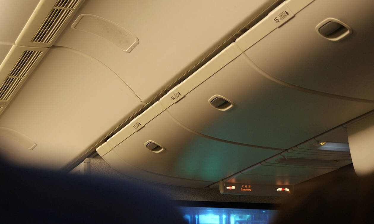 Πανικός σε πτήση: Ούρλιαζαν οι επιβάτες με αυτό που είδαν πάνω από τα κεφάλια τους (pics)