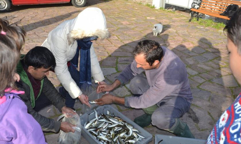 Ο οικονομολόγος που έγινε ψαράς και μοιράζει ψάρια σε πρόσφυγες 