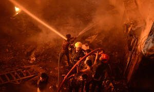 Πύρινη κόλαση στο Μπαγκλαντές: 70 άνθρωποι κάηκαν ζωντανοί από τεράστια φωτιά σε πολυκατοικία (Pics)