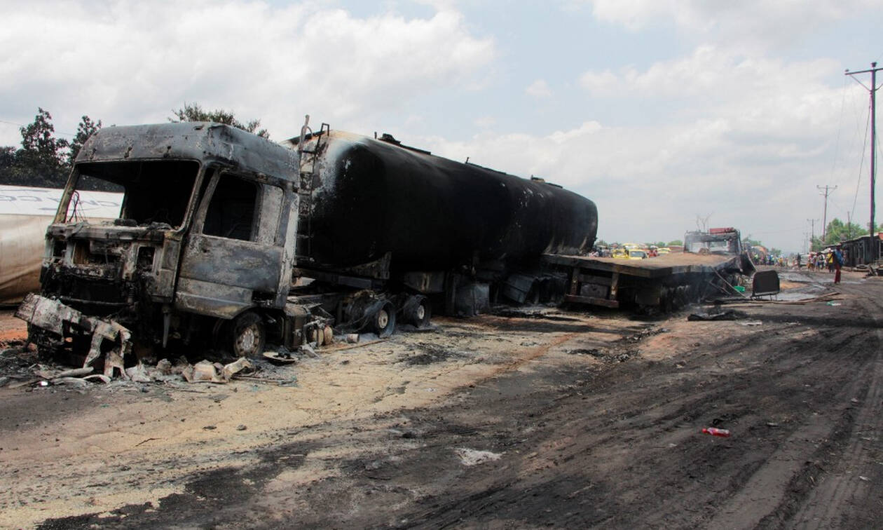 Φρικτό τροχαίο στο Κονγκό: Τουλάχιστον 18 νεκροί μετά από σύγκρουση βυτιοφόρου με λεωφορείο (vid)
