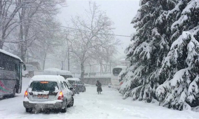 Κακοκαιρία: Λεωφορεία και αυτοκίνητα εγκλωβίστηκαν από τα χιόνια στη Λάρισα (pics)