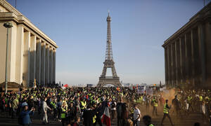 Τα «κίτρινα γιλέκα» στους δρόμους: Μαζικές διαδηλώσεις στη Γαλλία