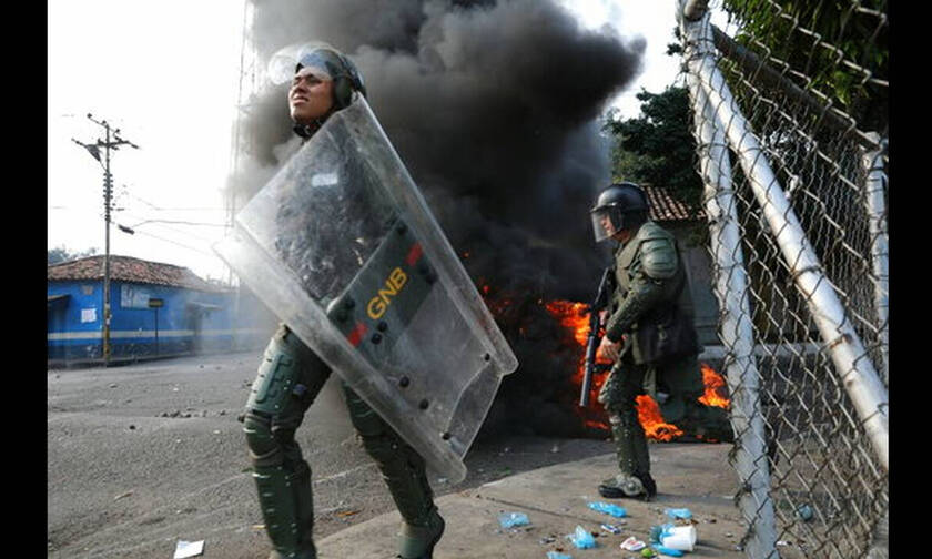 «Καζάνι που βράζει» η Βενεζουέλα: Νέες «μάχες» μεταξύ διαδηλωτών και δυνάμεων του Μαδούρο 