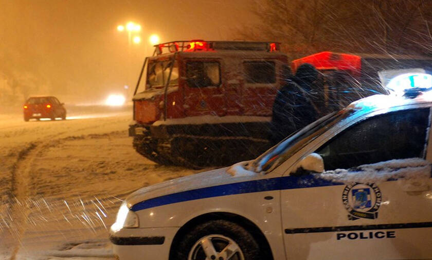 Συναγερμός στην Πάρνηθα: Εγκλωβισμένες δύο οικογένειες εξαιτίας του χιονιού  