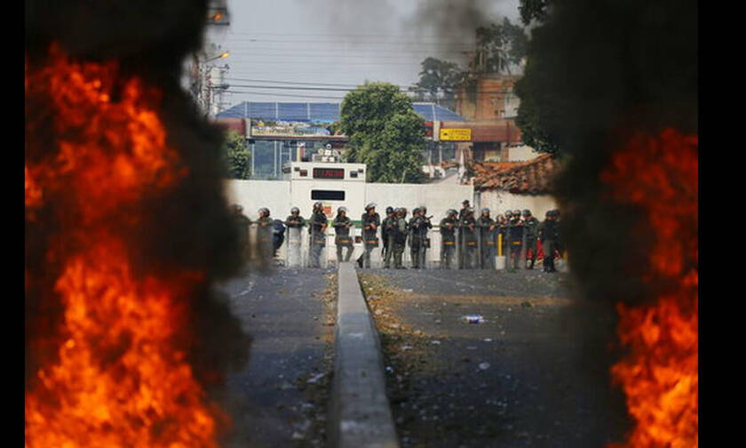Βενεζουέλα: Φορτηγό με ανθρωπιστική βοήθεια πυρπολήθηκε από την αστυνομία 