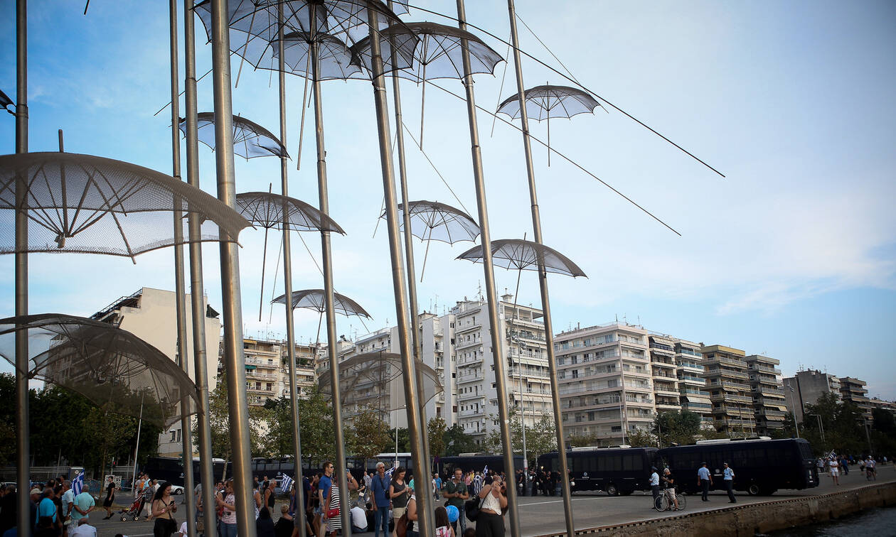 Συναγερμός στη Θεσσαλονίκη: Έπεσε ημίγυμνη στον Θερμαϊκό