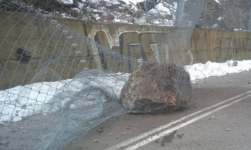 Τρόμος στην Εύβοια: Βράχοι έπεσαν στην Εθνική Οδό Χαλκίδας- Aιδηψού (pics)