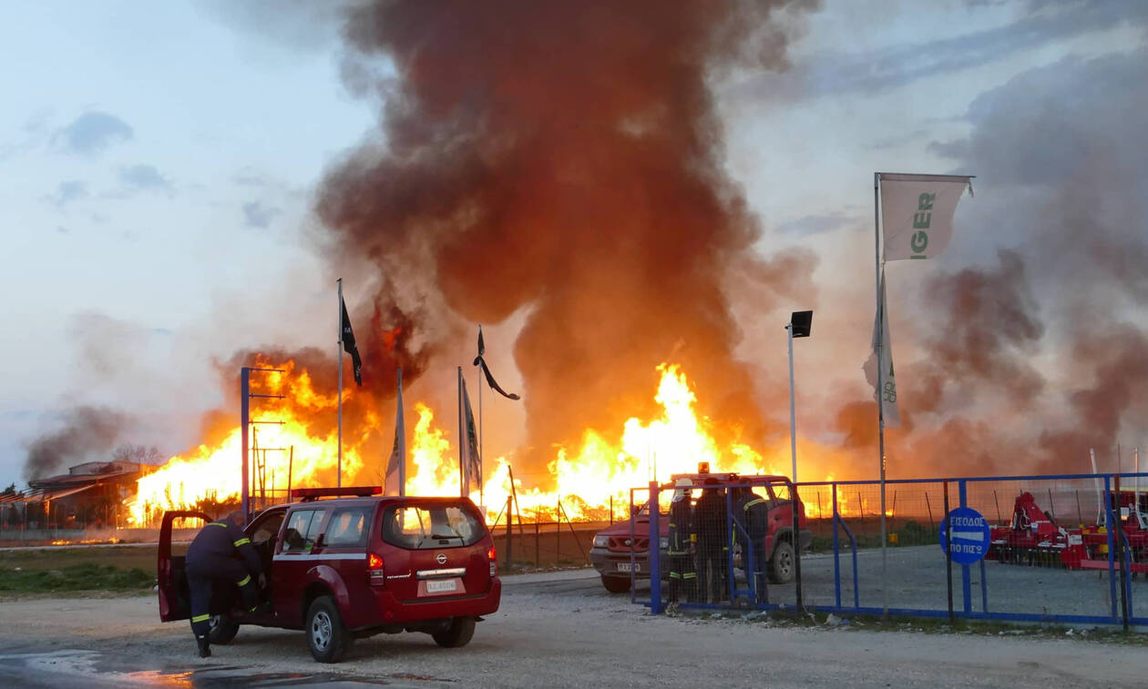 Λάρισα: Μεγάλη φωτιά σε εργοστάσιο ξυλείας - Φόβοι για έκρηξη (pics&vids)