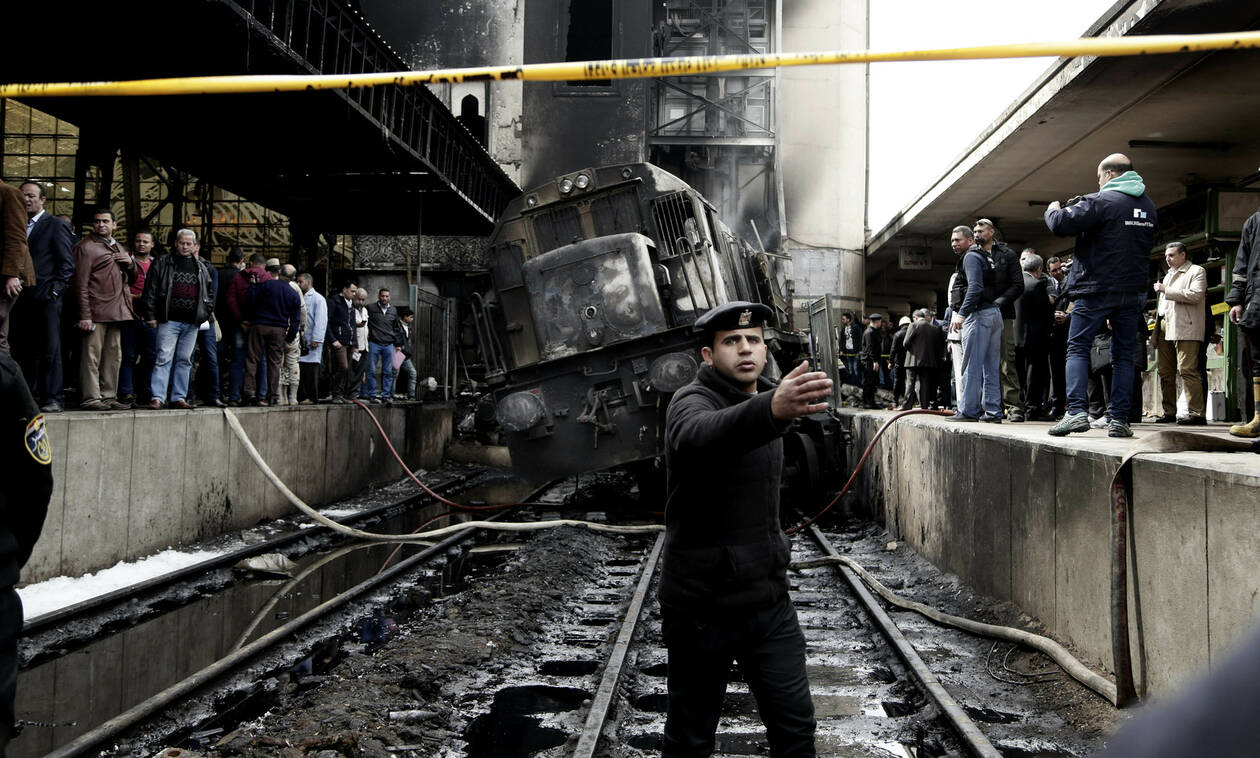 Συγκλονιστικό βίντεο από το Κάιρο: Τρέχουν να σωθούν τυλιγμένοι στις φλόγες (ΣΚΛΗΡΕΣ ΕΙΚΟΝΕΣ)