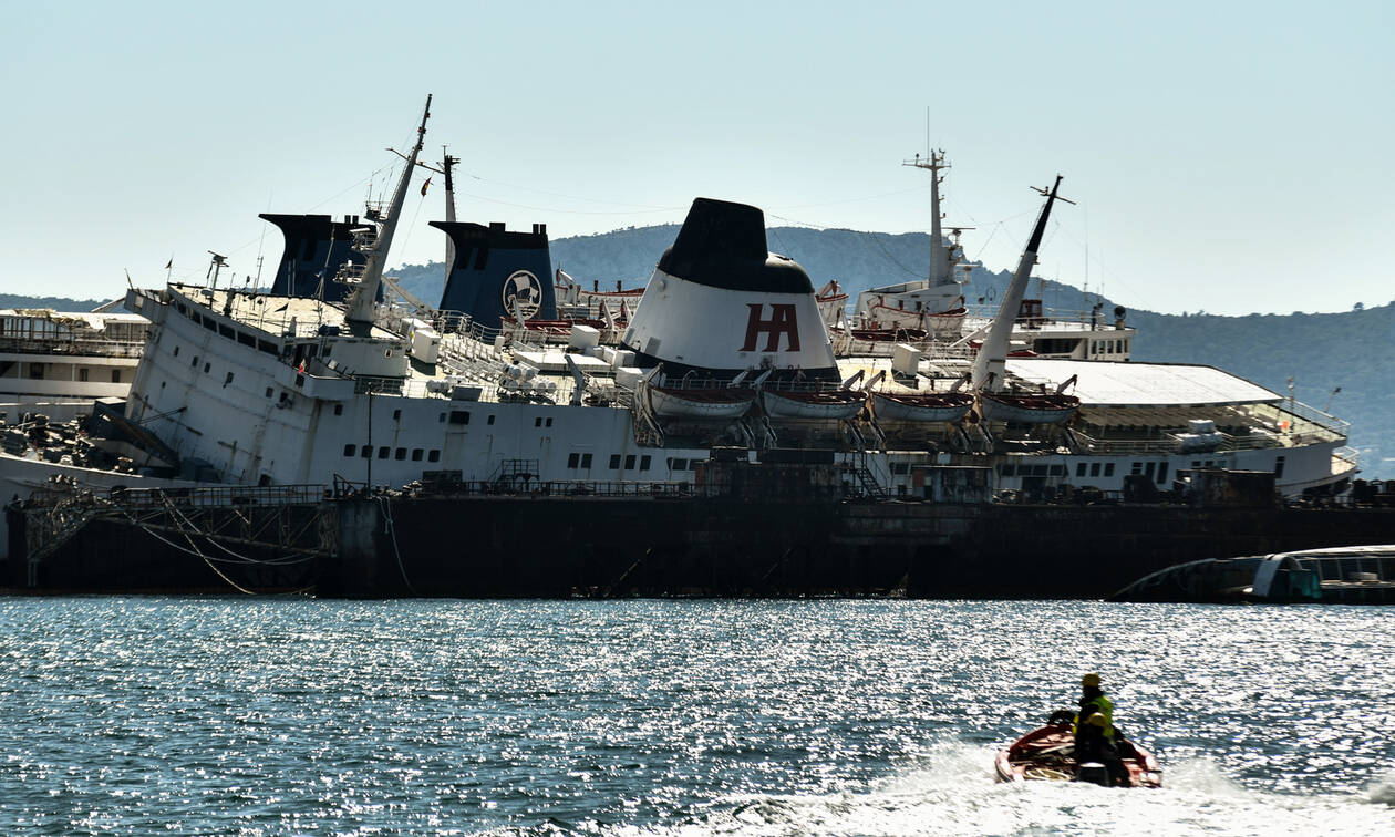 Συναγερμός με πλοίο στην Ελευσίνα - Σε εξέλιξη επιχείρηση απάντλησης υδάτων (pics)