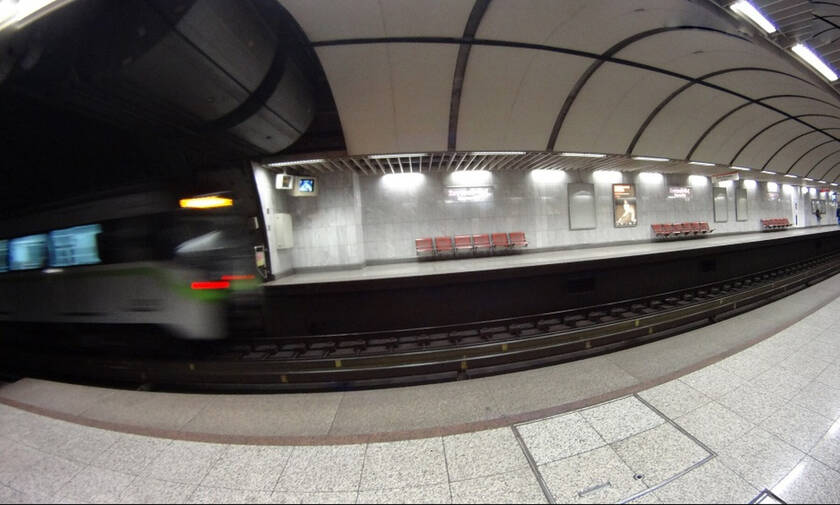 Ακινητοποιημένος συρμός του Μετρό στη στάση «Συγγρού Φιξ»