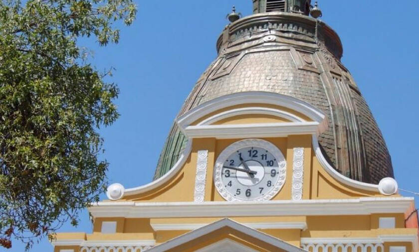 Γιατί το ρολόι στο Κογκρέσο της Βολιβίας είναι ανάποδα;
