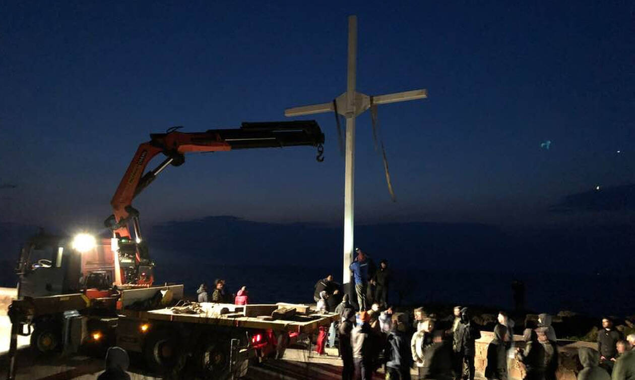 Σάλος στη Μυτιλήνη: Παρεπέμπονται σε δίκη οι συλληφθέντες για την ύψωση του Σταυρού
