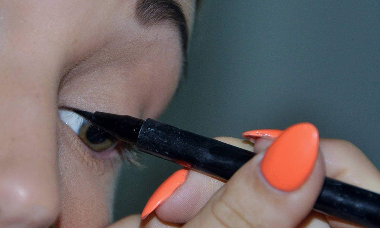 Φοράτε φακούς επαφής; Τι πρέπει να προσέξετε στο μακιγιάζ σας