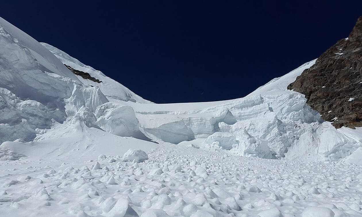 Εικόνες που κόβουν την ανάσα: Τεράστια χιονοστοιβάδα «καταπίνει» αυτοκινητόδρομο (vid)